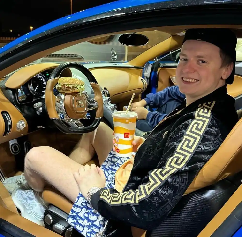 Mellstroy Bonus - Geld zeigen mit einem Freund, Nachtleben Foto