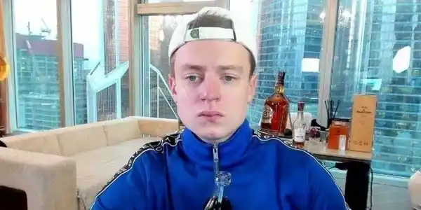 Чистый капитал Меллстроя - стоит у окна небоскреба в брендовой куртке