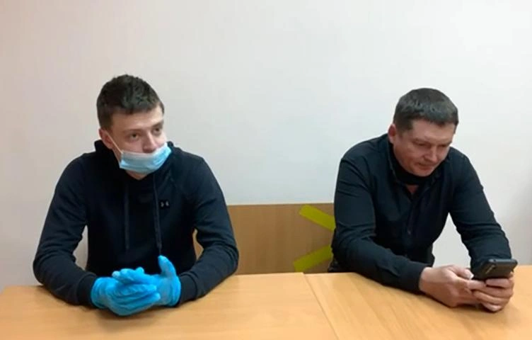 Меллстрой ведет беседу в офисной обстановке